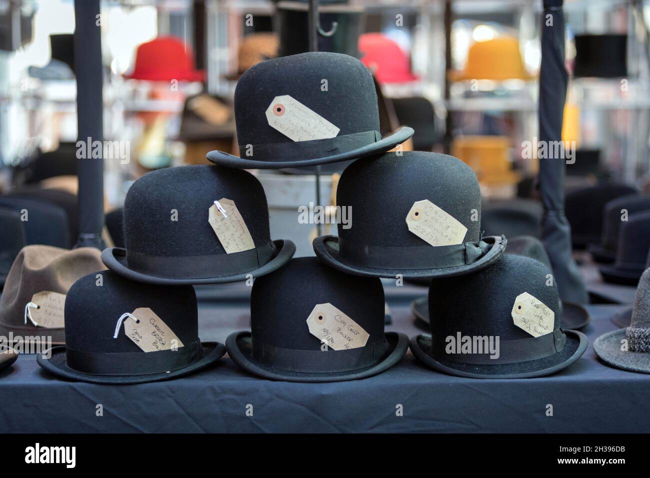 Cappelli Bowler in vendita presso Spitalfields, East London Foto Stock