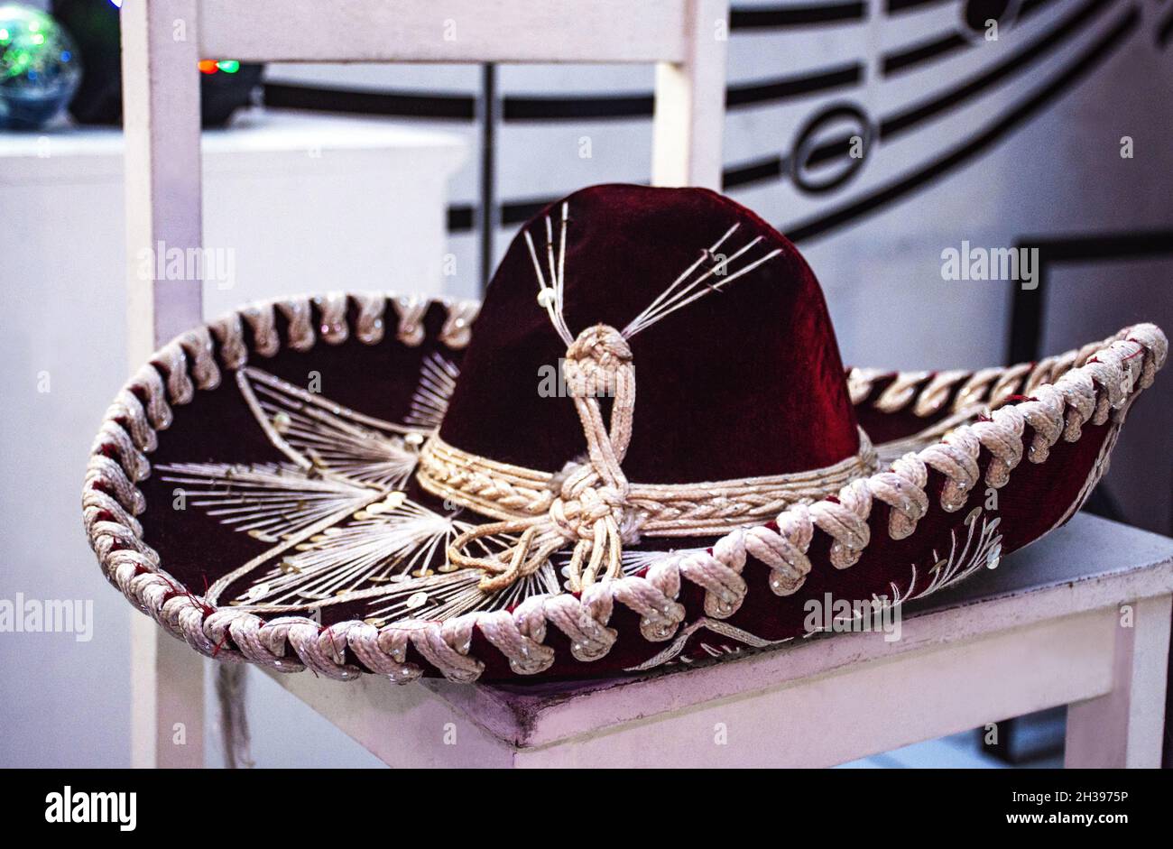Un cappello messicano su una sedia bianca Foto Stock
