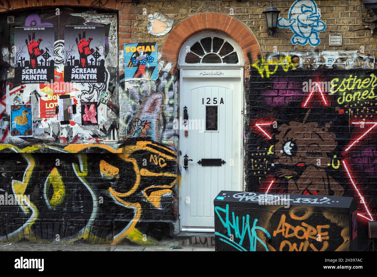 Graffitti su una strada a Shoreditch, Londra orientale Foto Stock