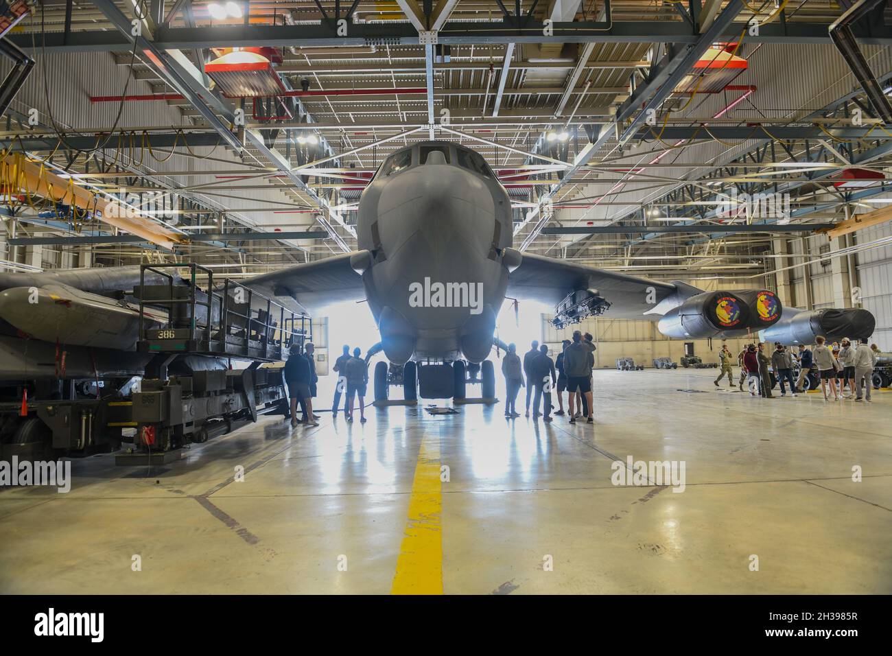 La squadra di hockey Minot Minotauros ha visitato Minot AFB, ND, 12 maggio 2021. La squadra di hockey su ghiaccio American Tier II junior ha avuto l'opportunità di visitare uno stratofortress B-52 e vedere il decollo dell'aereo. (STATI UNITI Air Force foto di A1C Saomy Sabournin) Foto Stock