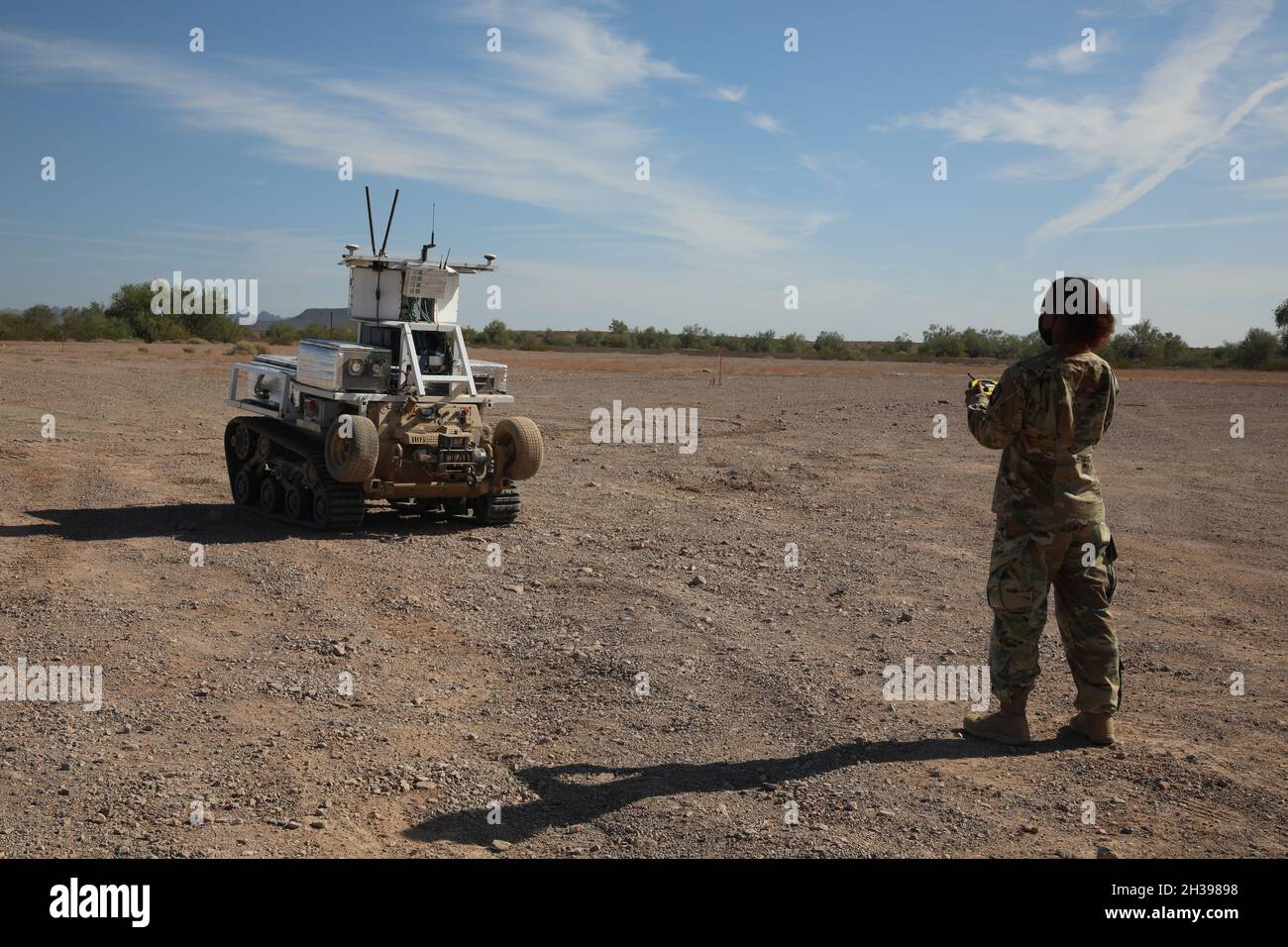 SPC dell'esercito degli Stati Uniti. Destiny Jones, naviga su un veicolo da combattimento robotico durante la convergenza del progetto a Yuma Proving Ground, Arizona, il 20 ottobre 2021. Il team di cross-function di veicoli da combattimento di nuova generazione sta sperimentando l'utilizzo del veicolo per il rifornimento semi-autonomo, aiutando i soldati a ottenere i materiali di cui hanno bisogno sul campo di battaglia. (STATI UNITI Esercito foto di SPC. Kayla Anstey) Foto Stock