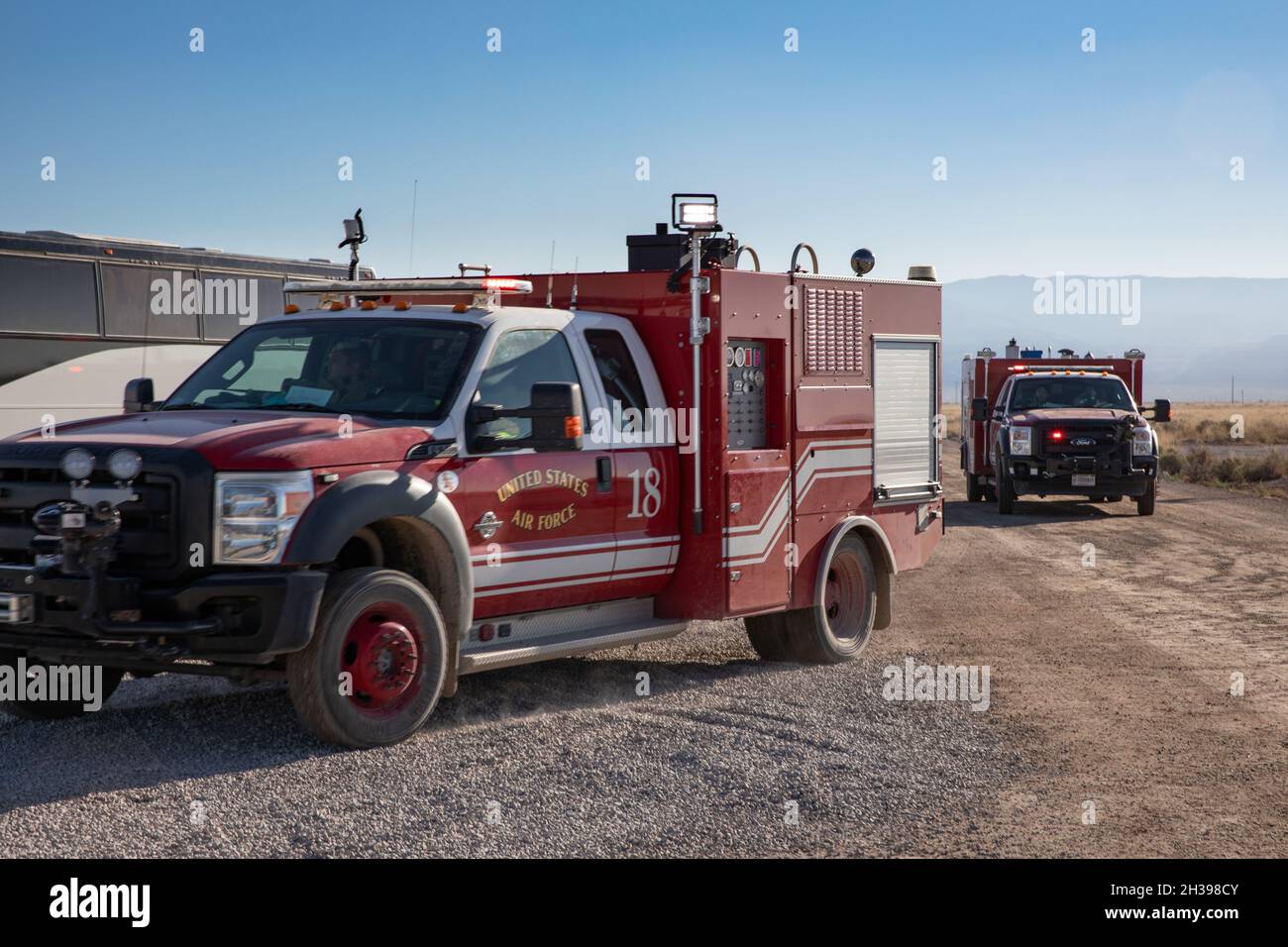 Task Force i Vigili del fuoco di Holloman e il 49° Vigili del fuoco arrivano ad Aman Omid Village per condurre la formazione per tempi di risposta efficienti in caso di future emergenze sulla base dell'aeronautica di Holloman, New Mexico, 22 ottobre 2021. Il Dipartimento della Difesa, attraverso il comando del Nord degli Stati Uniti, e a sostegno del Dipartimento di Stato e del Dipartimento di sicurezza interna, sta fornendo trasporto, alloggio temporaneo, screening medico, e supporto generale per almeno 50,000 sfollati afghani in strutture adeguate, in strutture permanenti o temporanee, il più rapidamente possibile. Questa iniziativa prevede Foto Stock