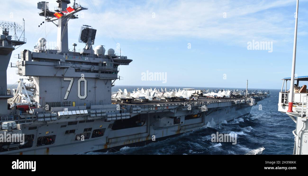 OCEANO INDIANO (ott 18, 2021) – il vettore aereo di classe Nimitz USS Carl Vinson (CVN 70) conduce un rifornimento in corso con Henry J. Kaiser-Class Oiler di rifornimento in corso USNS Yukon (T-AO 202) nell'Oceano Indiano, ottobre 18. Yukon fornisce alla Marina degli Stati Uniti, alle navi degli alleati e dei partner che operano nell'area della 7a flotta di operazioni con forniture critiche, tra cui combustibile, cibo e parti di ricambio. Come la flotta più grande della Marina degli Stati Uniti, 7th Fleet impiega 50-70 navi e sottomarini attraverso il Pacifico occidentale e gli oceani indiani. La settima flotta statunitense opera regolarmente e interagisce con il nat marittimo 35 Foto Stock