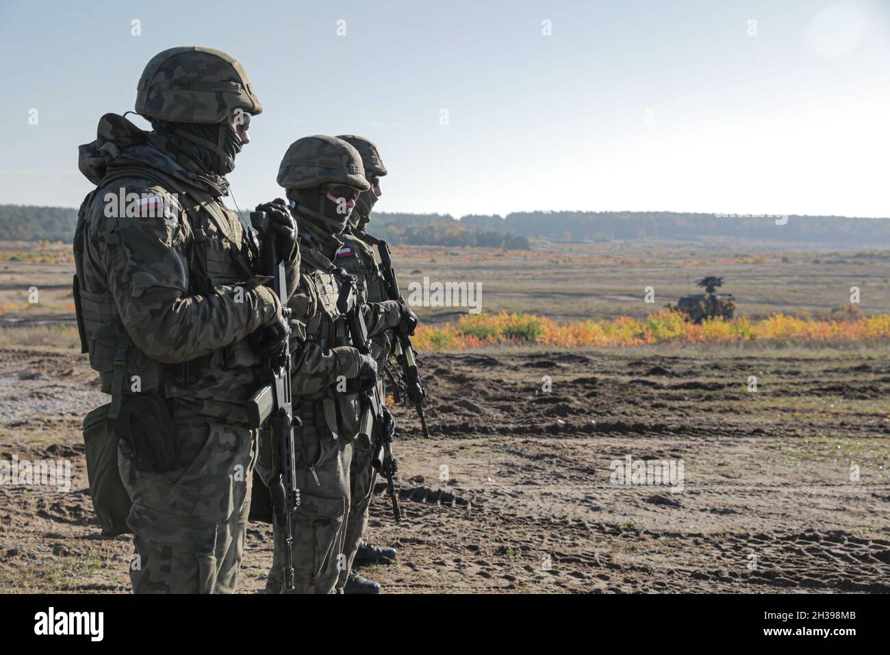 I membri delle forze terrestri polacche considerano un incendio combinato di armi che coinvolgesse le forze terrestri polacche e la 1a divisione di fanteria (1ID) durante un esercizio congiunto noto come Victory Eagle presso l'Area di addestramento Drawsko Pomorskie, 25 ottobre 2021. Il 1ID è distribuito in tutta Europa a sostegno della risoluzione atlantica, uno sforzo che consiste in una formazione bilaterale, congiunta e multinazionale che costruisce la prontezza, aumenta l'interoperabilità e rafforza i rapporti con i nostri alleati. (STATI UNITI Foto dell'esercito di 1 Lt. Caroline Pirchner/RELEASED) Foto Stock