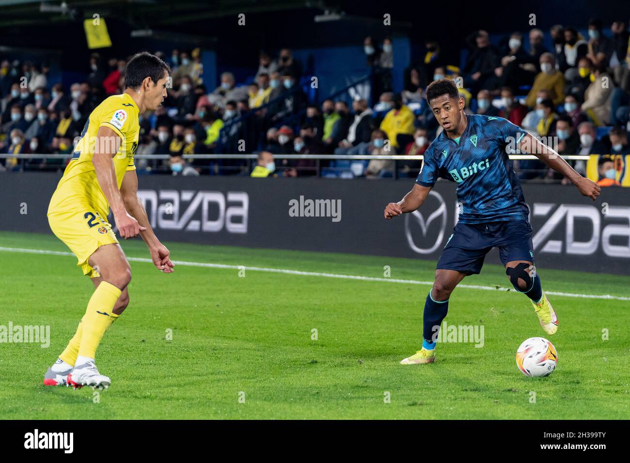 Villarreal, Spagna. 26 ottobre 2021. Aissa Mandi (a sinistra) di Villarreal CF e Anthony Lozano (a destra) di Cadice CF in azione durante la Liga spagnola, partita di calcio tra Villarreal CF e Cadice CF all'Estadio de la Ceramica.(Punteggio finale; Villarreal CF 3:3 Cadice CF) Credit: SOPA Images Limited/Alamy Live News Foto Stock