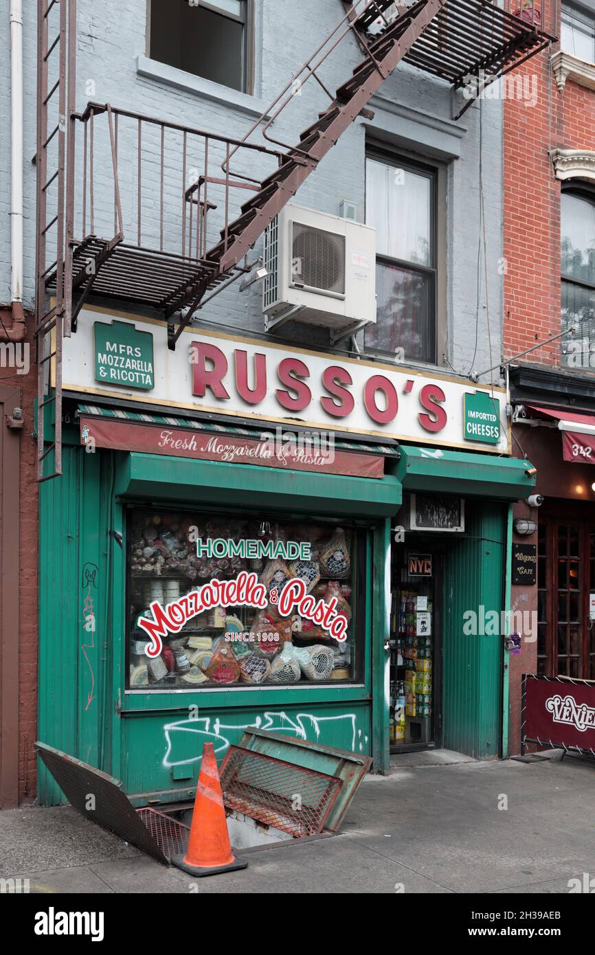Il negozio Russo's Fresh Mozzarella & Pasta al 344 e 11th St, New York, nell'East Village, vende formaggi italiani importati e altri alimenti Foto Stock