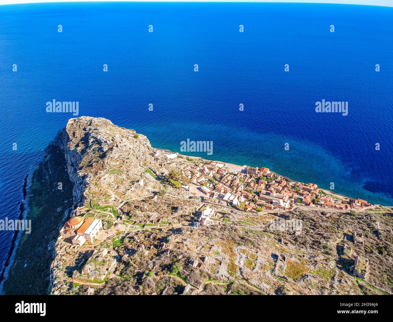 Veduta aerea del vecchio castello medievale di Monemvasia in Lakonia del Peloponneso, Grecia. Monemvasia è spesso chiamata Gibilterra greca. Foto Stock