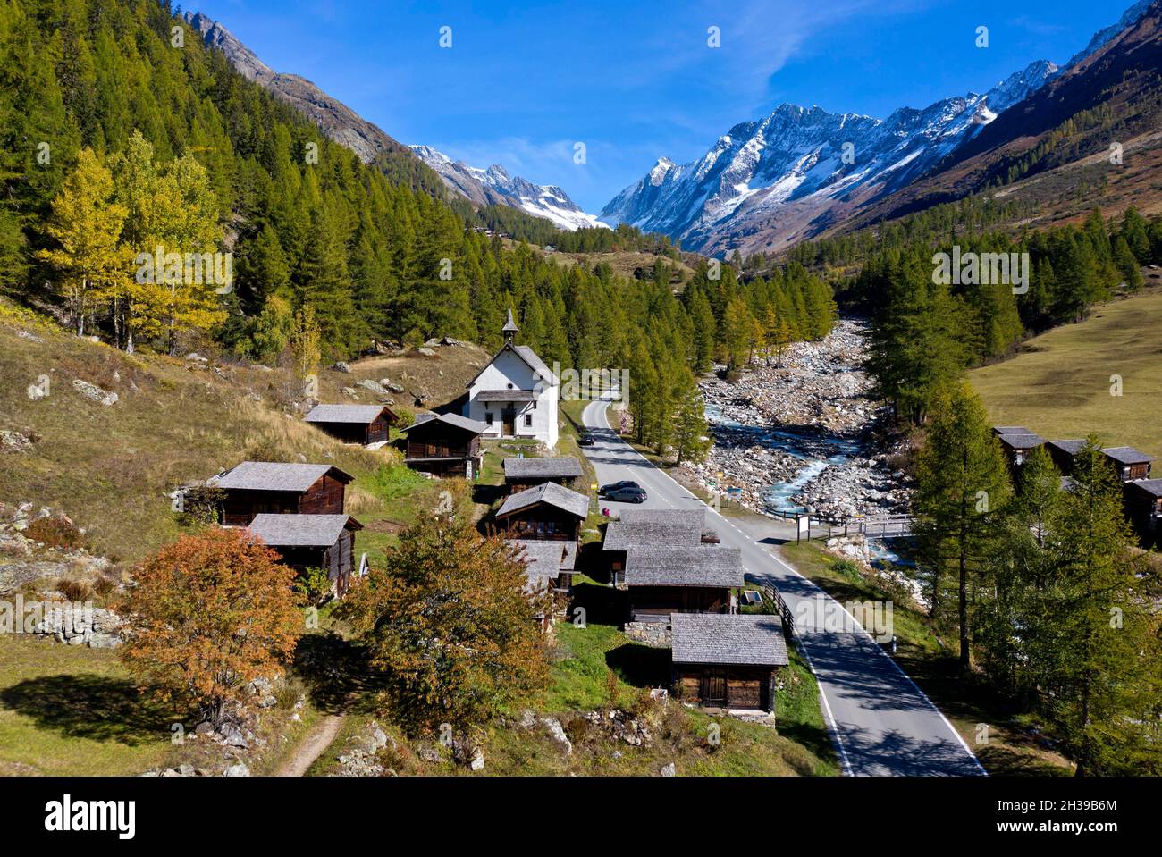 Villaggio stabile di Kuehmad con cappella di pellegrinaggio, vista sul Loetschenluecke, Blatten, Loetschental, Vallese, Svizzera Foto Stock