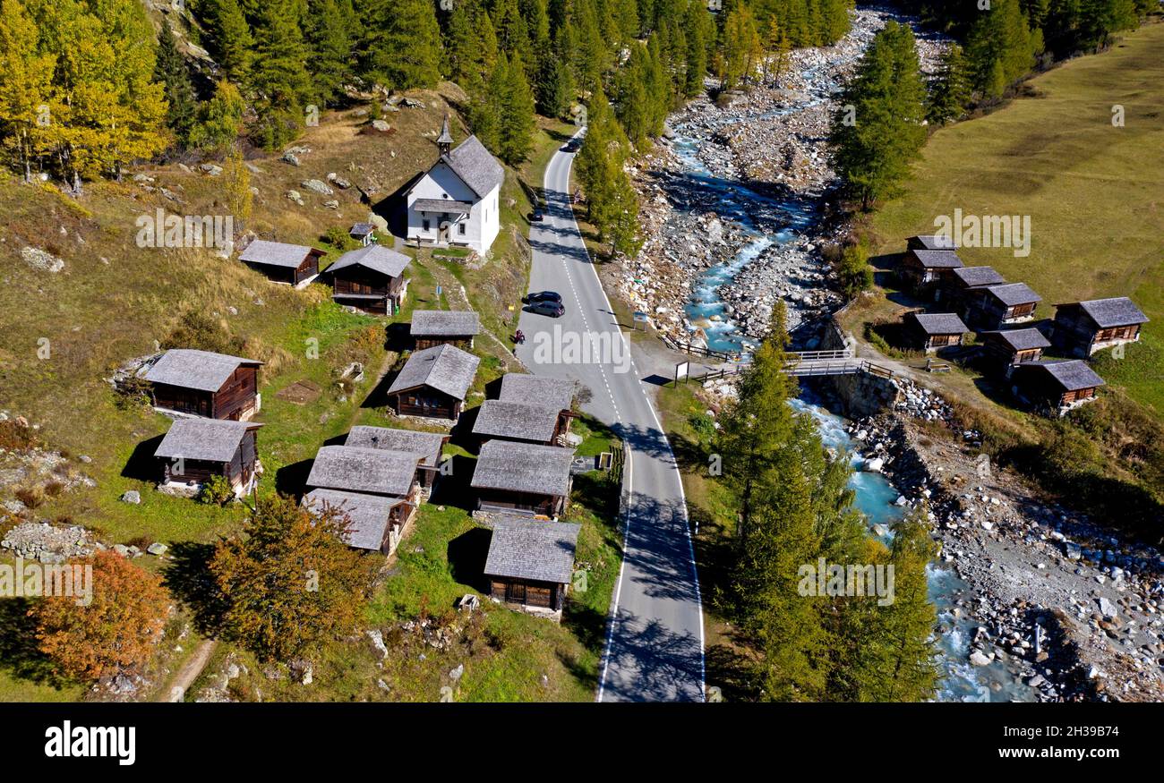 Villaggio stabile di Kuehmad con cappella di pellegrinaggio, Blatten, Loetschental, Vallese, Svizzera Foto Stock