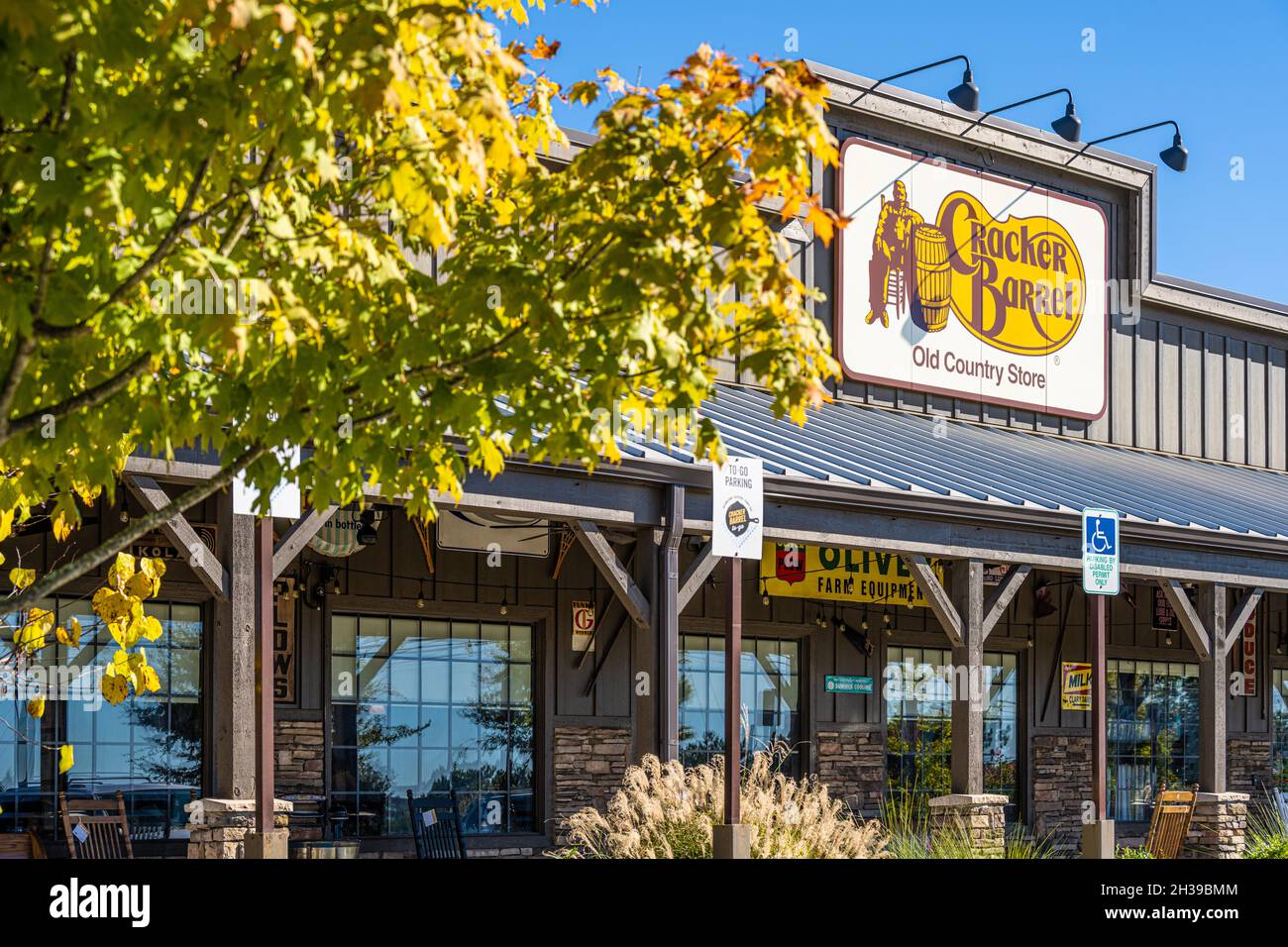 Ristorante Cracker Barrel e Old Country Store a Snellville (Metro Atlanta), Georgia, in una splendida giornata autunnale. (USA) Foto Stock