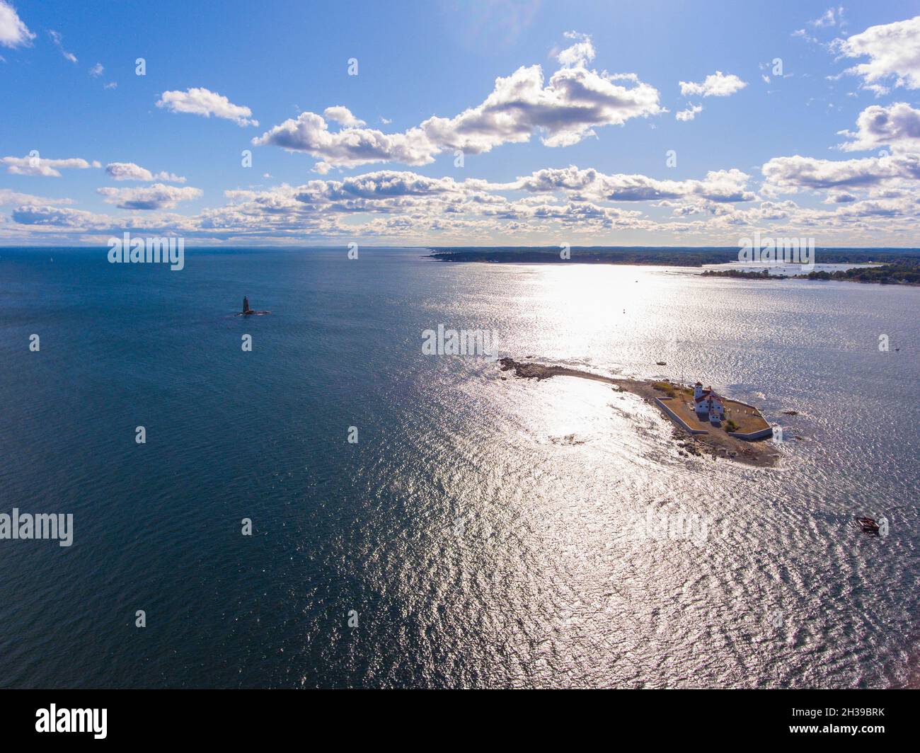 Vista aerea del faro di Whaleback sulla sinistra e della stazione di salvataggio di Wood Island sulla destra al tramonto nel porto di Portsmouth nella città di Kittery, ma Foto Stock