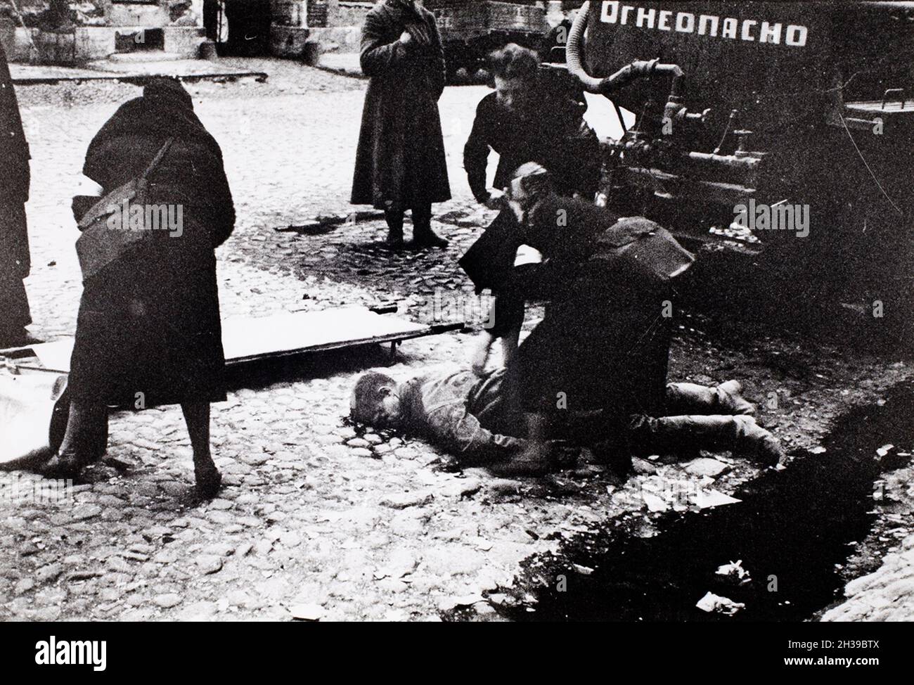 Infermieri che aiutano i feriti nel bombardamento di Leningrado durante la seconda Guerra Mondiale Foto Stock