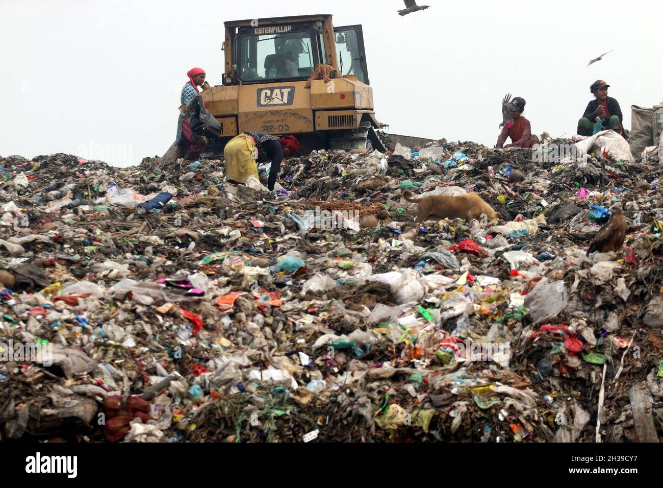 Non esclusiva: Le persone riciclano rifiuti non biodegradabili in una discarica di rifiuti a Dhaka per essere utilizzati nell'industria del riciclaggio. Nelle aree urbane del Bangladesh ar Foto Stock