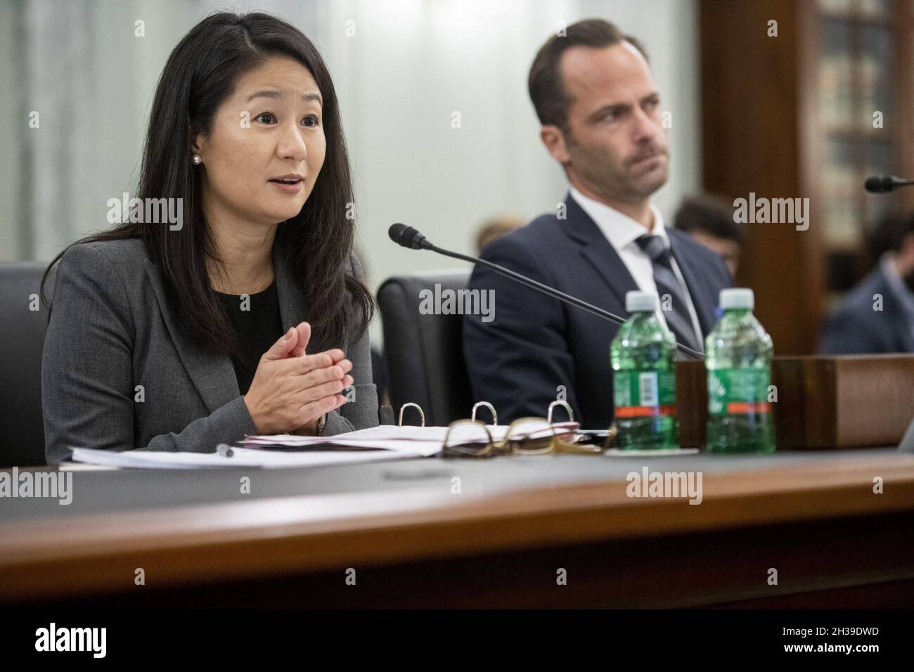 Jennifer Stout, Vice President of Global Public Policy, Snap Inc., appare durante un'audizione del Senato su Commercio, Scienza e Trasporti - sottocomitato per la protezione dei consumatori, sicurezza dei prodotti e sicurezza dei dati per esaminare la protezione dei bambini online, concentrandosi su Snapchat, TikTok, E YouTube, presso il Russell Senate Office Building di Washington, DC, USA, martedì 26 ottobre, 2021. Foto di Rod Lammey/CNP/ABACAPRESS.COM Foto Stock