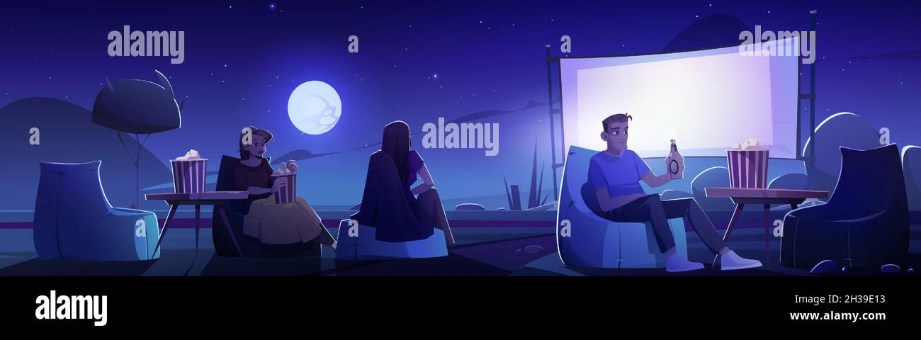 Le persone si rilassano nel cinema all'aperto nel paesaggio estivo notturno. Uomini e donne nel cinema all'aperto si siedono su sedie beanbag con birra e pop corn guardando il film su grande schermo Cartoon illustrazione vettoriale Illustrazione Vettoriale