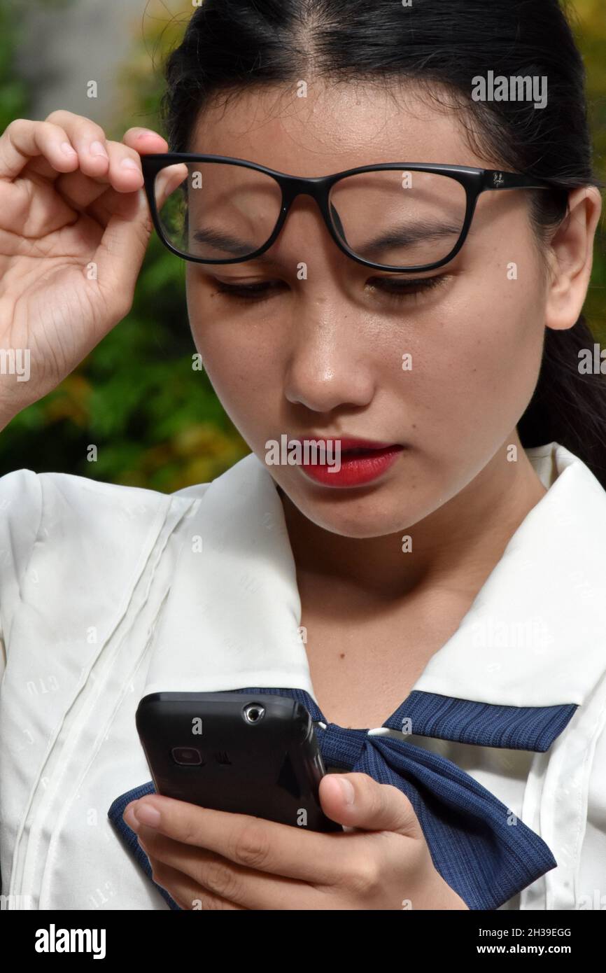 Smart Adulti che utilizzano il cellulare e infelice con gli occhiali Foto Stock