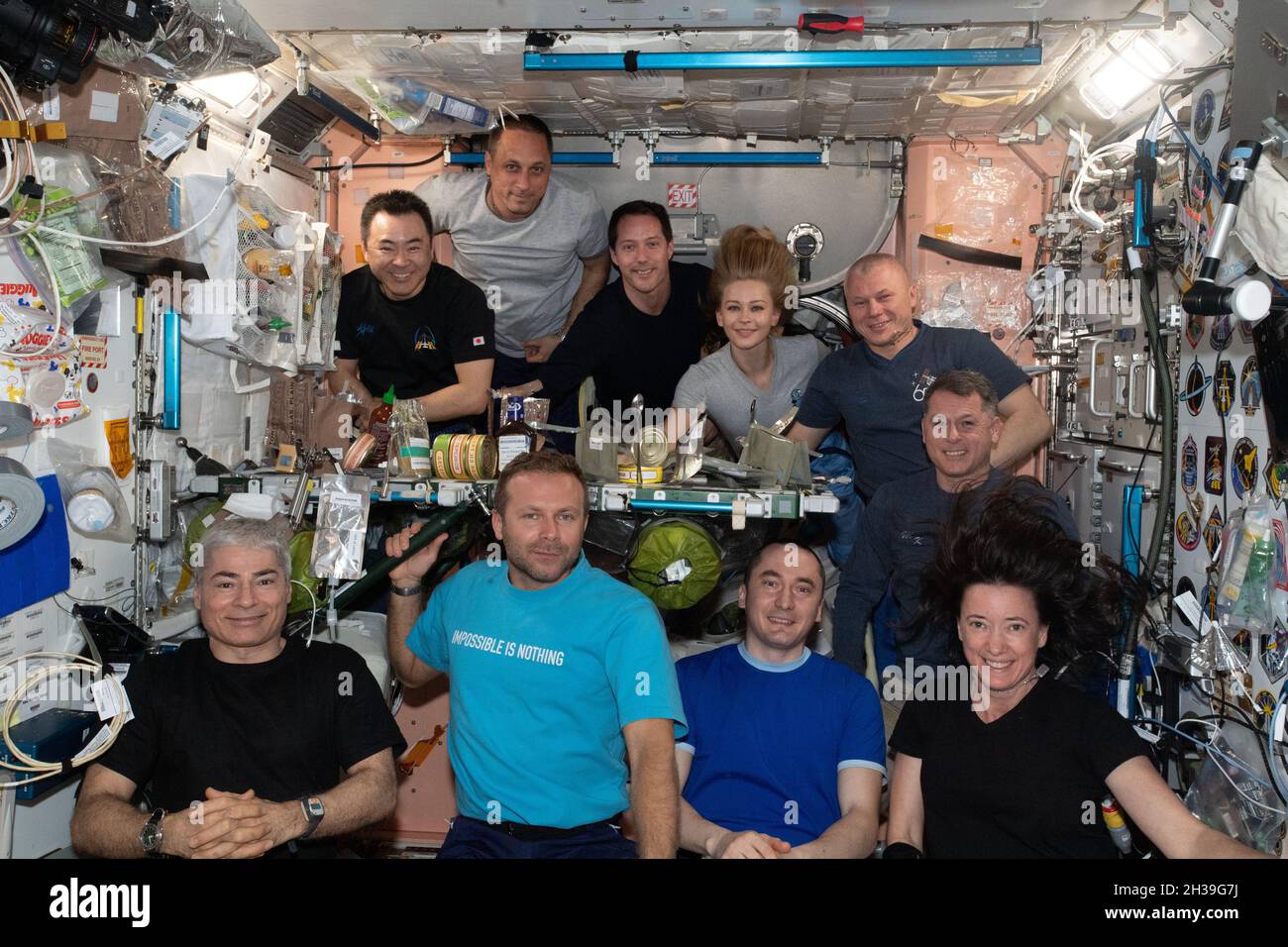 ISS - 08 ottobre 2021 - i dieci abitanti della Stazione spaziale Internazionale sono riuniti nel modulo unità per un pasto e un ritratto. Poll Foto Stock