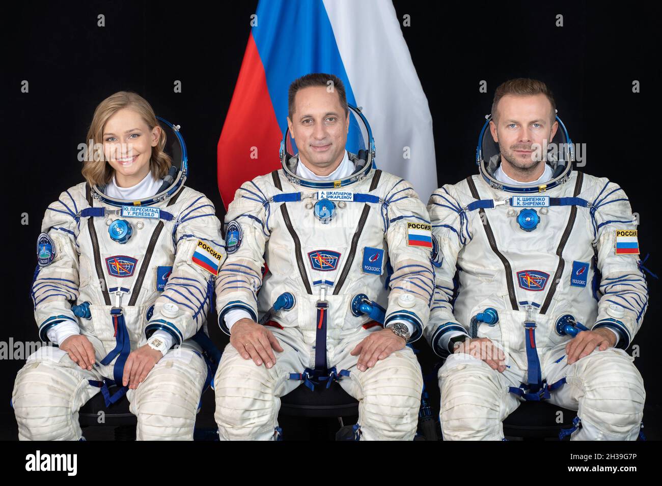 STAR CITY, RUSSIA - 26 agosto 2021 - i membri dell'equipaggio Soyuz MS-19 (da sinistra) Yulia Peresild, Anton Shkaplerov e Klim Shipenko posano per un ritratto a Th Foto Stock