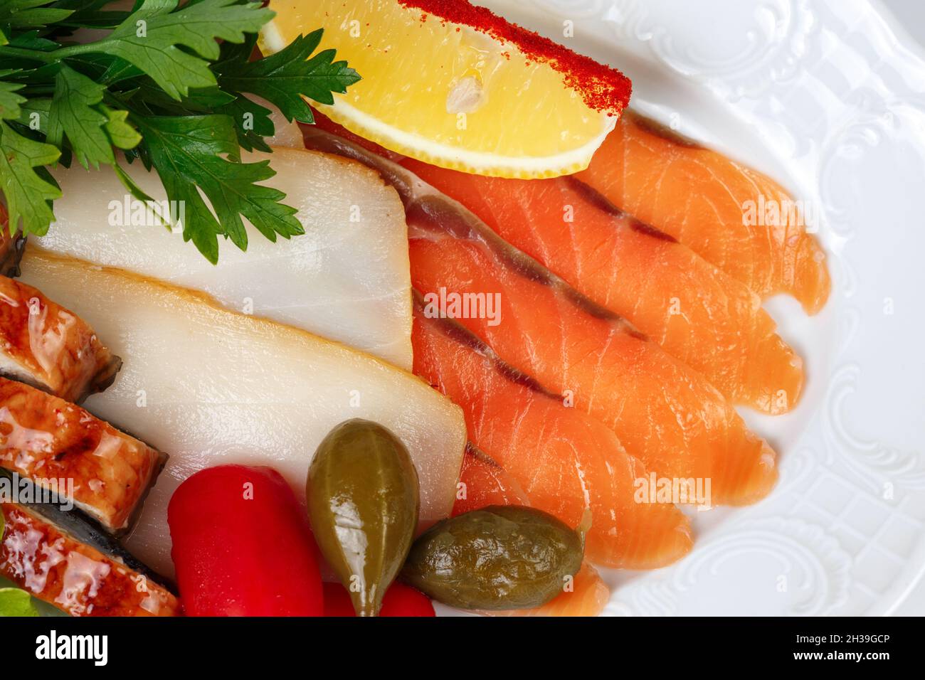 Foto del piatto con spuntino di pesce su sfondo bianco Foto Stock