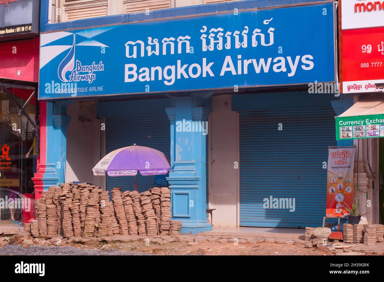 L'ufficio di Bangkok Airways nel centro di Siem Reap è chiuso e in costruzione durante la pandemia del coronavirus. Molte aziende sono chiuse a Siem Reap a causa di COVID - 19. Siem Reap sta avendo un makeover prepararsi a riaprire per il turismo. Siem Reap, Cambogia. 23 ottobre 2021. © Kraig Lieb Foto Stock