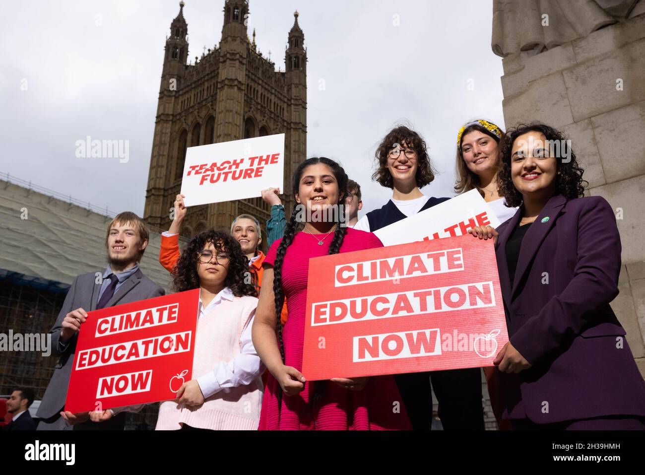 SOLO PER USO EDITORIALE Nadia Whittome, il più giovane deputato seduto, con MPs da tutta la casa, tra cui Caroline Lucas che si unisce a studenti di 13-18 anni dalla campagna Teach the Future su College Green, Westminster, Londra, Il giorno in cui il parlamento britannico terrà il suo primo dibattito sull'educazione al clima in vista del Vertice COP26 delle Nazioni Unite sul clima. Data foto: Mercoledì 27 ottobre 2021. Foto Stock