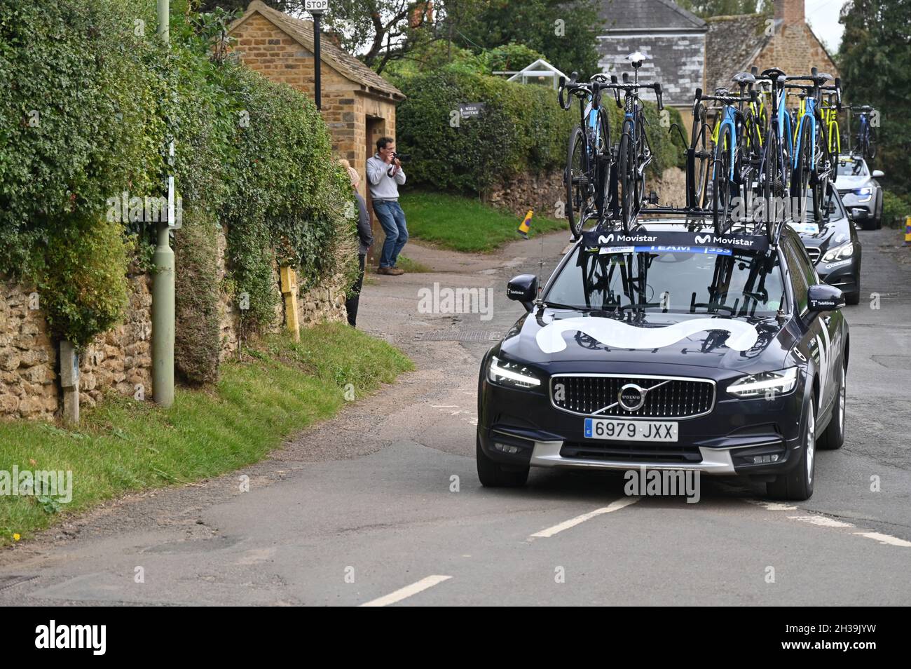 L'AJ Bell Womens Tour, una gara ciclistica annuale passa attraverso il nord Oxfordshire villaggio di Hook Norton. Fase 1 della gara 2021 - Bicester a Banb Foto Stock