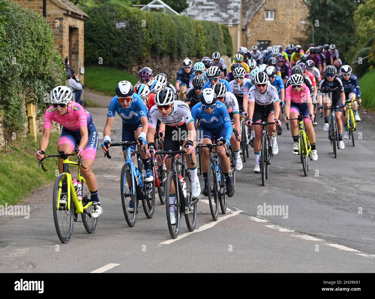 L'AJ Bell Womens Tour, una gara ciclistica annuale passa attraverso il nord Oxfordshire villaggio di Hook Norton. Fase 1 della gara 2021 - Bicester a Banb Foto Stock