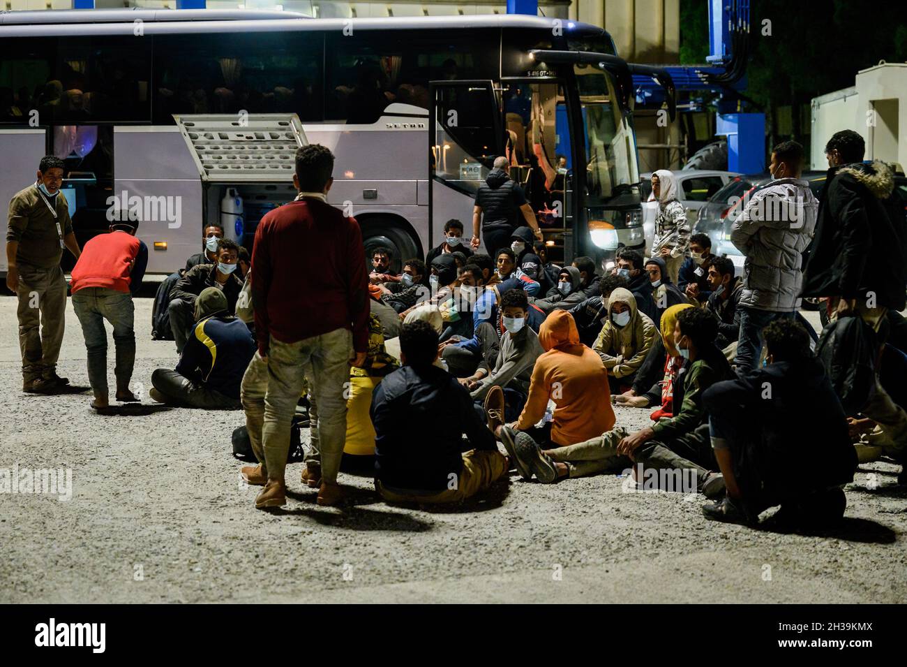 I migranti visti al porto di Roccella Jonica.quasi 299 migranti irregolari, principalmente egiziani e sudanesi, arrivarono nel porto di Roccella Jonica (Calabria) dopo essere stati salvati dalla sezione navale della Guardia Finanza Italiana (Guardia di Finanza) a 30 miglia dalla costa. Foto Stock