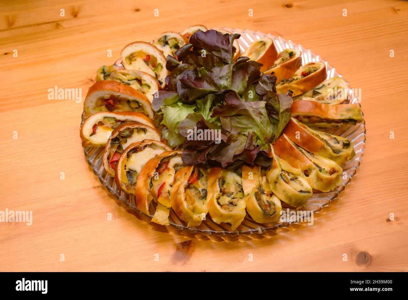 Torta salata ripiena di verdure assortite Foto Stock