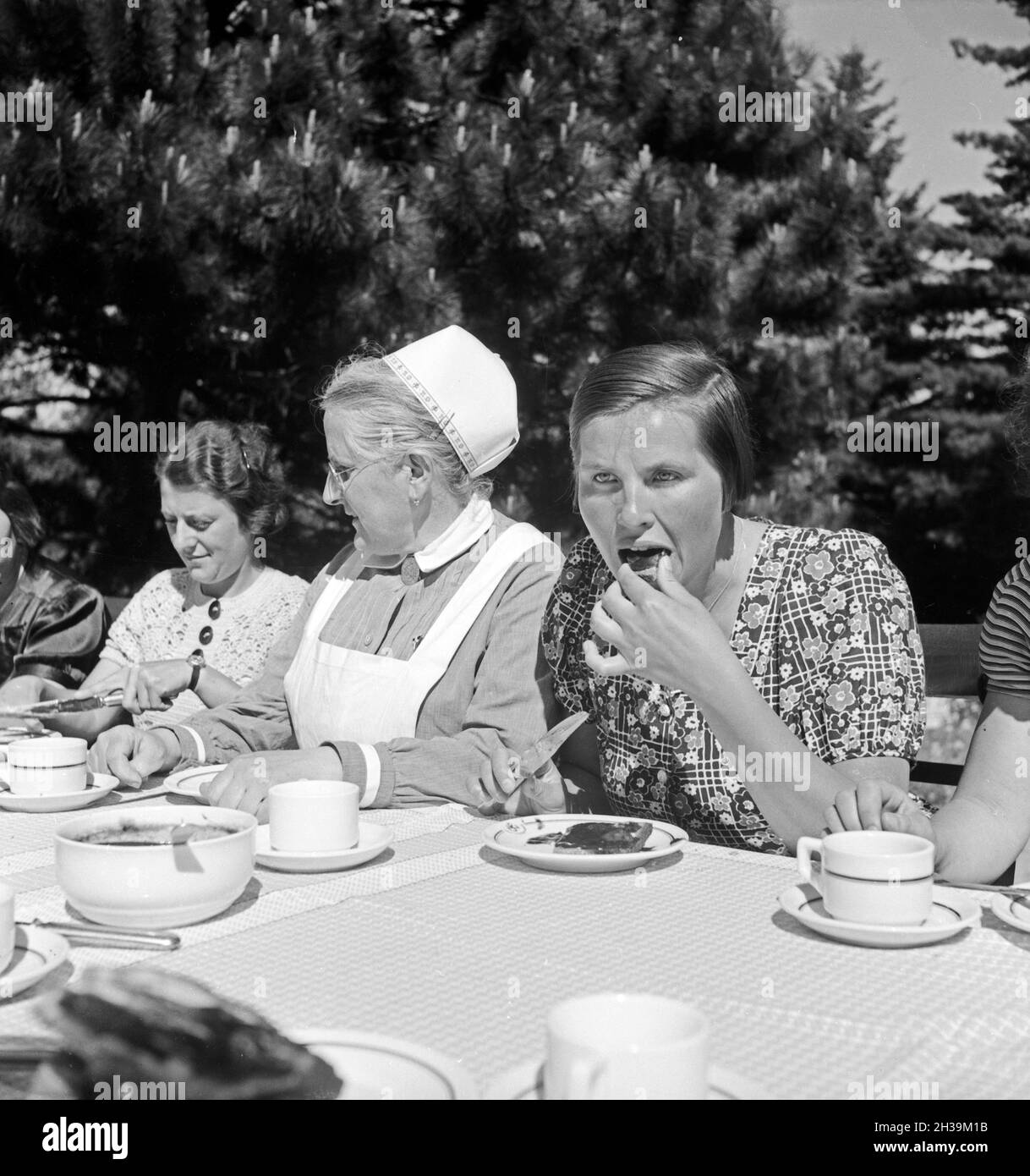 Frauen beim Frühstück im Mutter und tipo Heim in Tabarz im Thüringer Wald. Le donne di fare colazione in una madre e un bambino ricreazione home a Tabarz, Turingia. Foto Stock