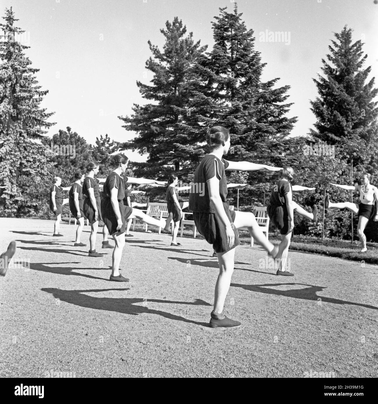 Frauen bei der Morgengymnastik während eines Kuraufenthalts im Mutter und tipo Heim in Tabarz, Thüringer Wald, 1930er Jahre. Le donne a fare gli esercizi del mattino a una madre e un bambino ricreazione home a Tabarz, Turingia. 1930s. Foto Stock