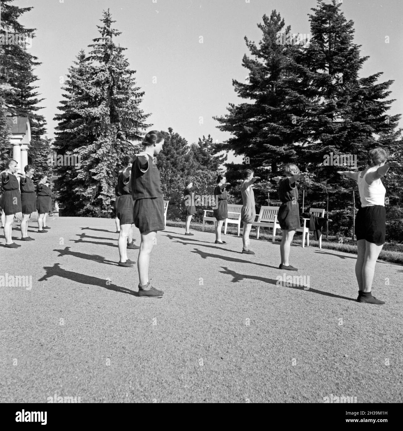 Frauen bei der Morgengymnastik während eines Kuraufenthalts im Mutter und tipo Heim in Tabarz, Thüringer Wald, 1930er Jahre. Le donne a fare gli esercizi del mattino a una madre e un bambino ricreazione home a Tabarz, Turingia. 1930s. Foto Stock