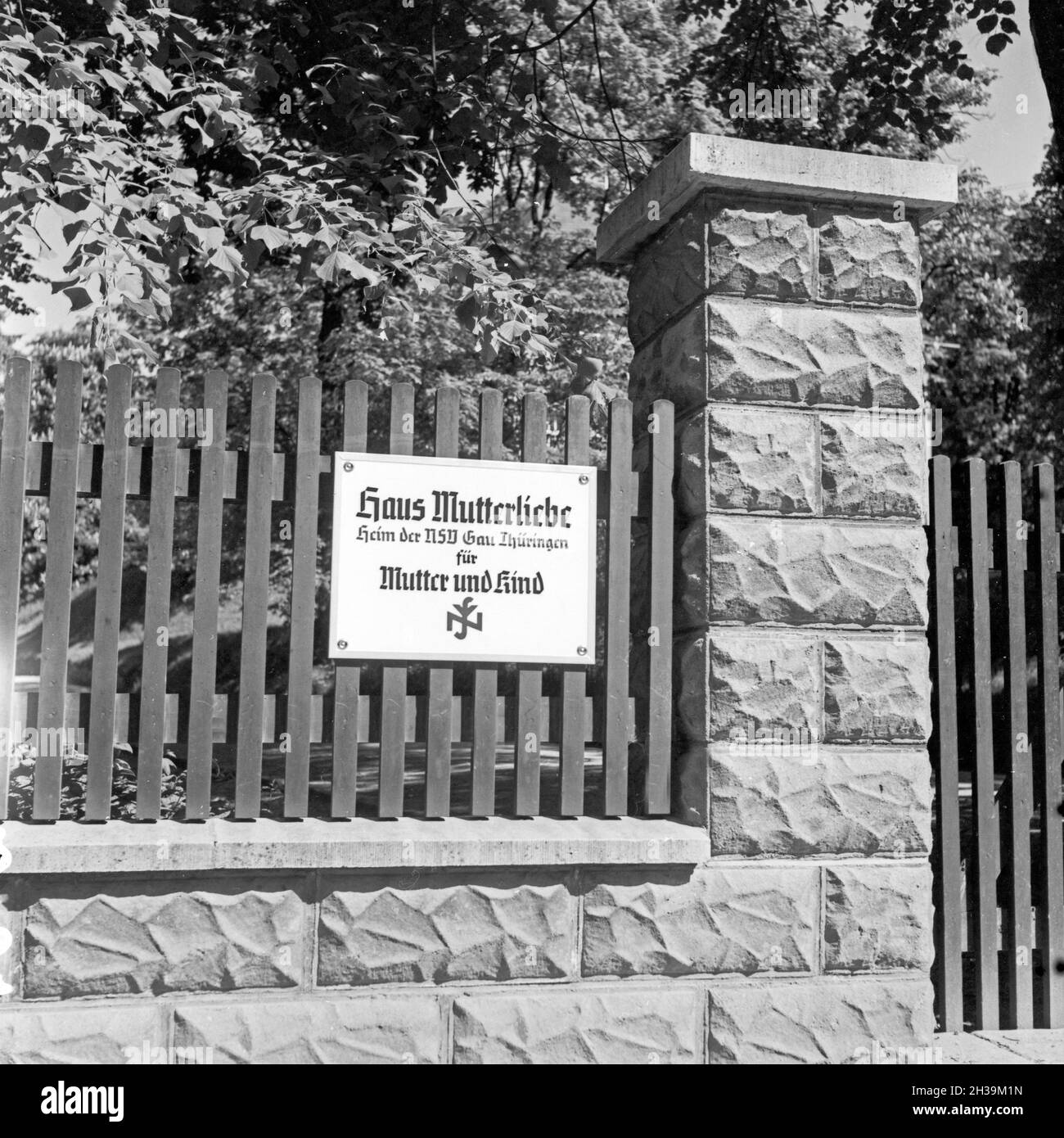 Schild am Eingang des NSV Mutter und tipo Erholungsheims 'Mutterliebe' in Tabarz, Thüringer Wald, 1930er Jahre. Firmare all'entrata della madre e bambino ricreazione home 'Mutterliebe' a Tabarz, Turingia, 1930s. Foto Stock