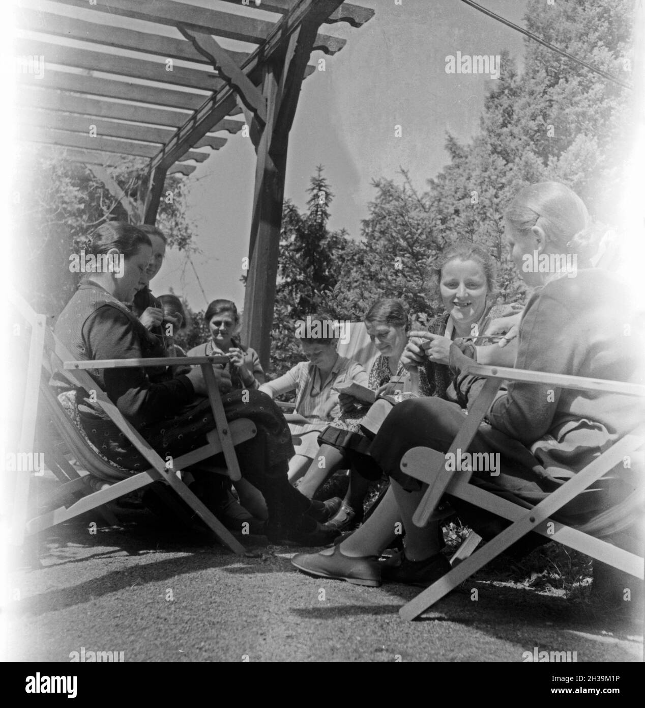 Frauen bei der Handarbeit im Mutter und tipo Heim in Tabarz im Thüringer Wald. Le donne facendo qualche fancywork in corrispondenza di una madre e un bambino ricreazione home in Tabarz, Turingia. Foto Stock