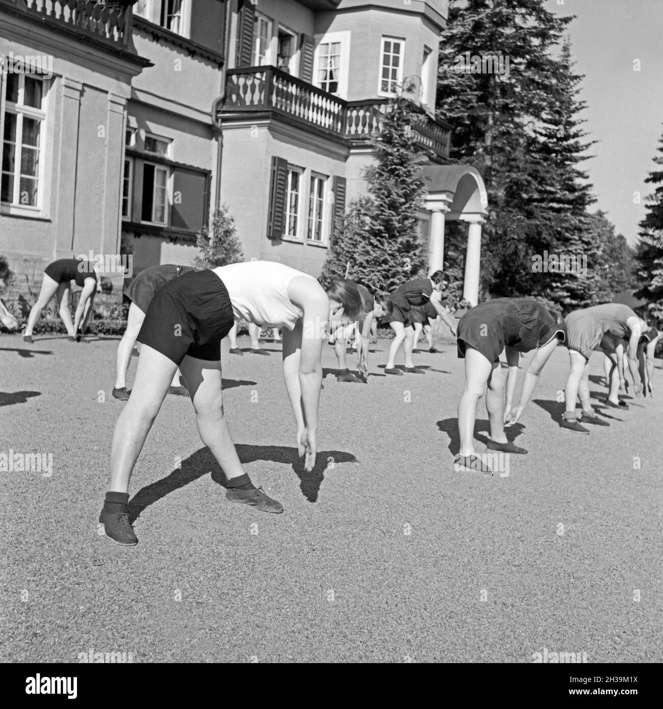 Frauen bei der Morgengymnastik während eines Kuraufentahlts im Mutter und tipo Heim in Tabarz, Thüringer Wald, 1930er Jahre. Le donne a fare gli esercizi del mattino a una madre e un bambino ricreazione home a Tabarz, Turingia. 1930s. Foto Stock