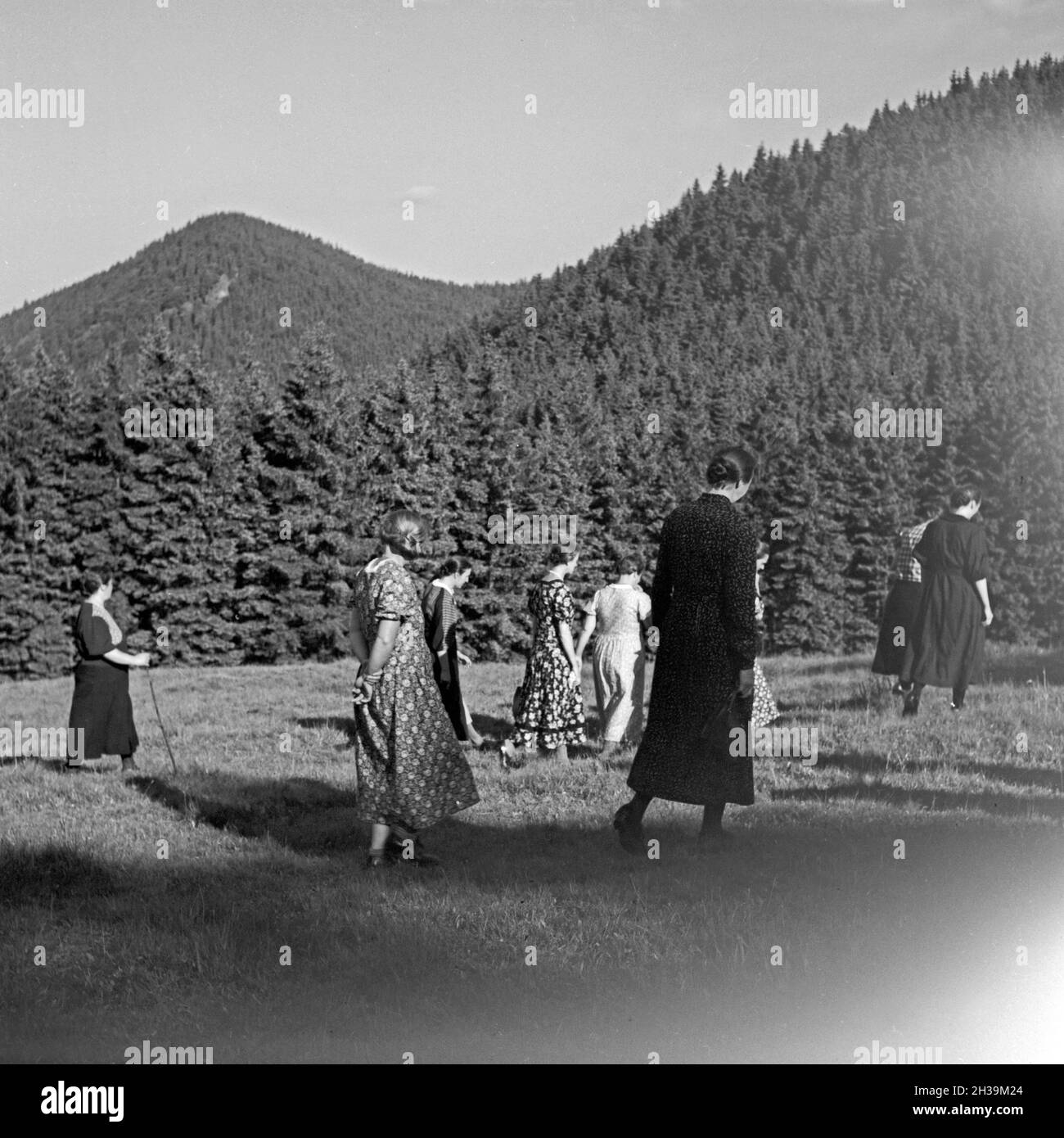 Frauen bei einer Wanderung im Rahmen eines Aufenthalts im Mutter und tipo Heim in Tabarz, Thüringer Wald, 1930er Jahre. Donne vagare attraverso la foresta mentre è in trattamento a donne e ricreazione del bambino a casa a Tabarz, Turingia, 1930s. Foto Stock