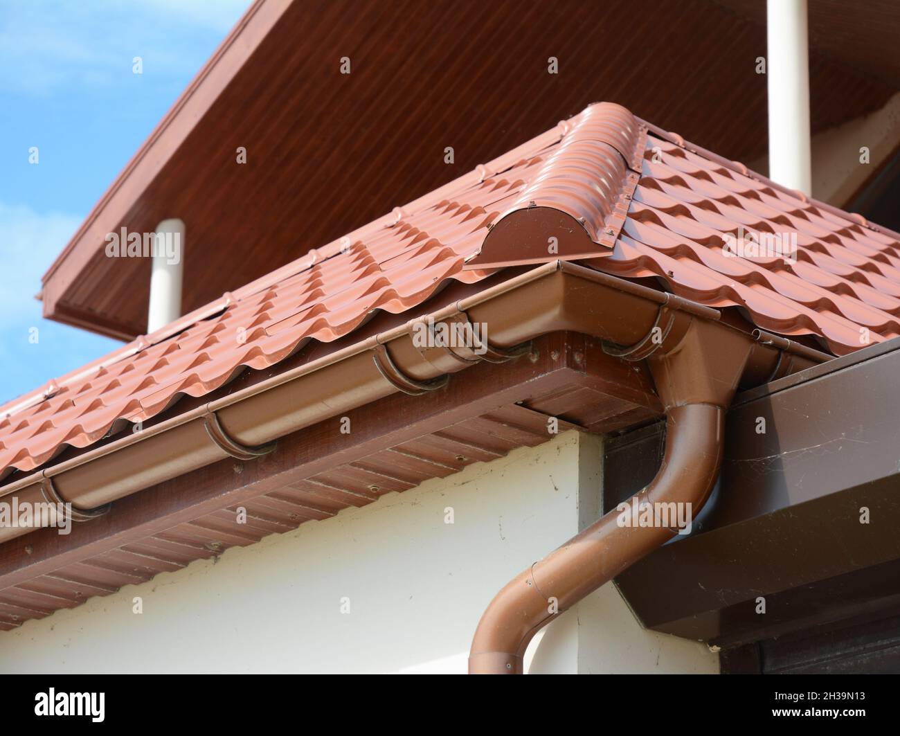 Primo piano vista su House Metal Roof primo piano su House Metal Roof aree problematiche per impermeabilizzazione Rain Gutter Outdoor. Home grondaia, soffio, Fasci Foto Stock
