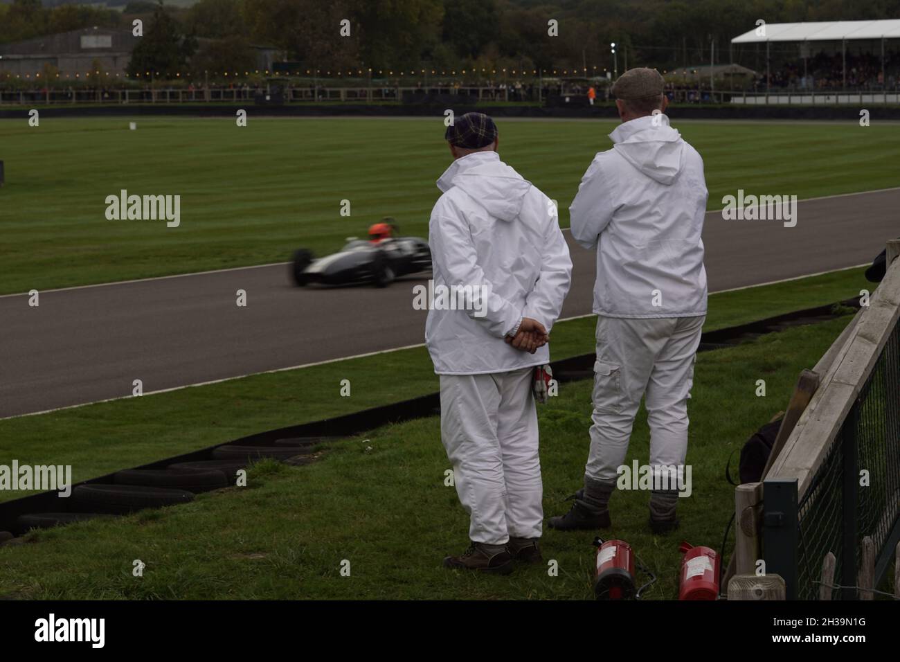 Marshalls in servizio durante la 78esima riunione dei soci di Goodwood Foto Stock