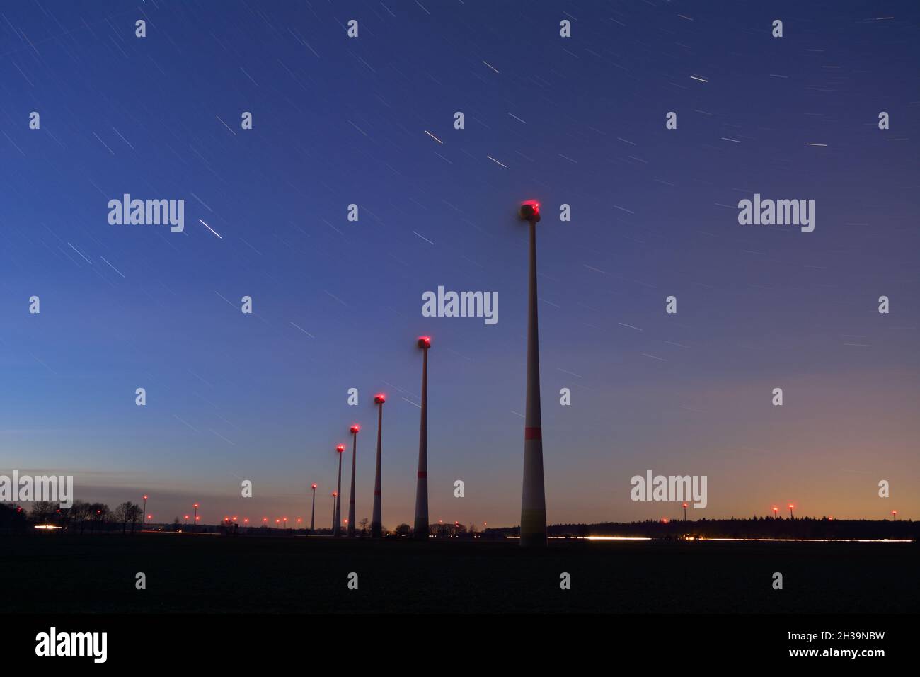 Turbine eoliche Infront del Nightsky. Foto Stock
