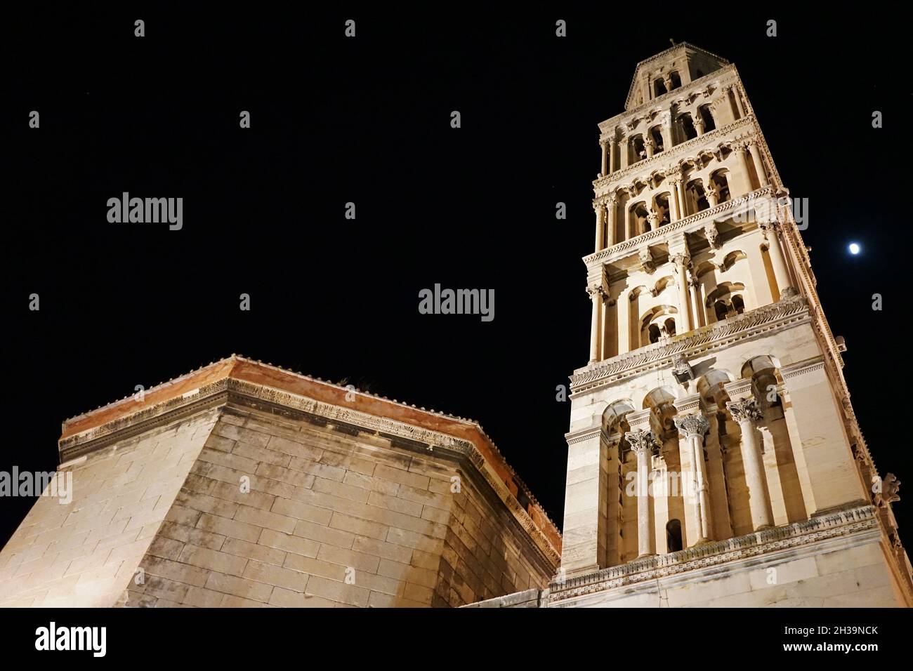 Design esterno e decorazione del Palazzo di Diocleziano di notte, i monumenti meglio conservati dell'architettura romana nel mondo - Spalato, Croazia Foto Stock