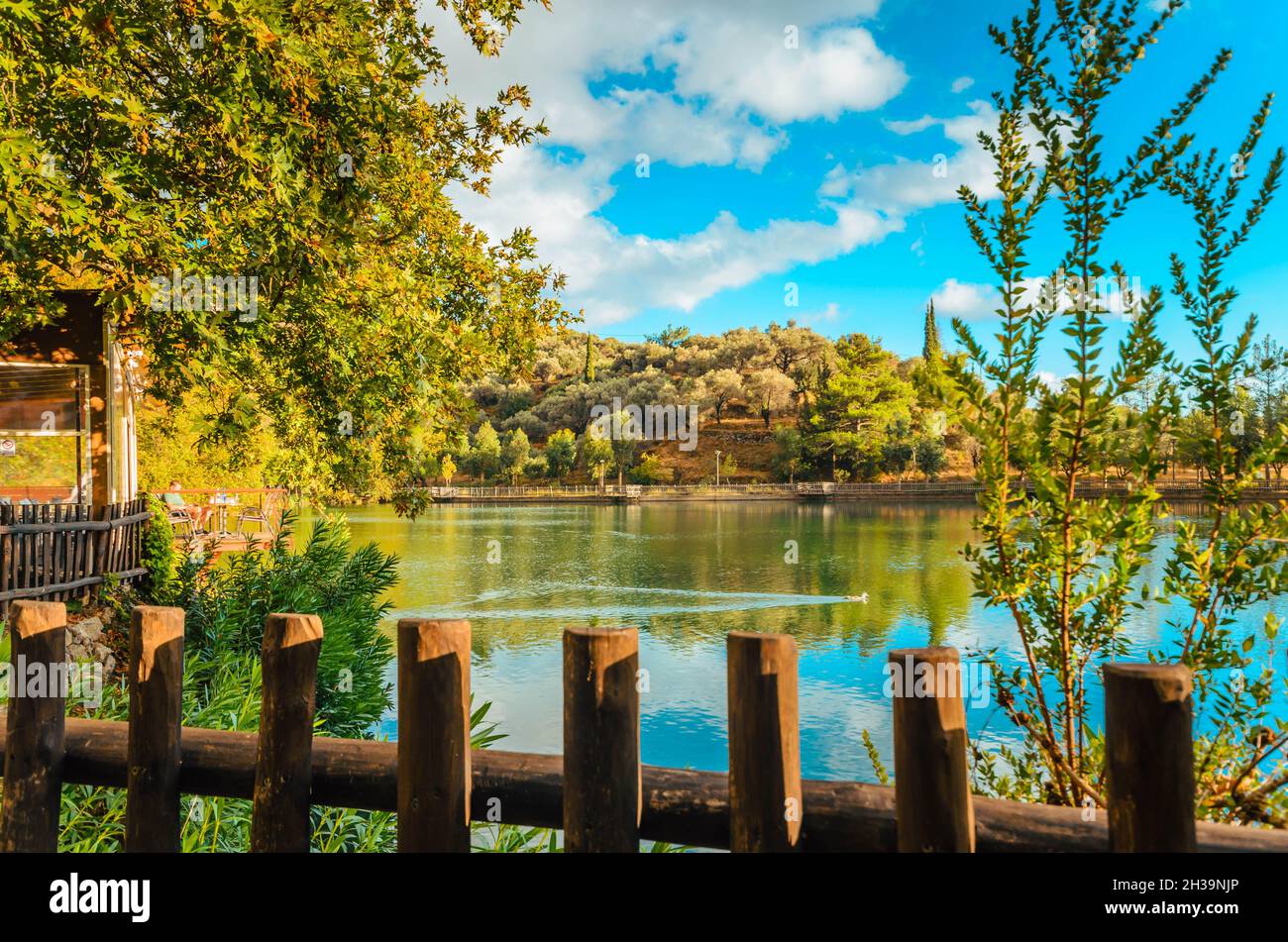 Lago di Zaros o Votomos, il lago artificiale situato sulle pendici meridionali di Psiloritis a breve distanza dal villaggio di Zaros. Foto Stock