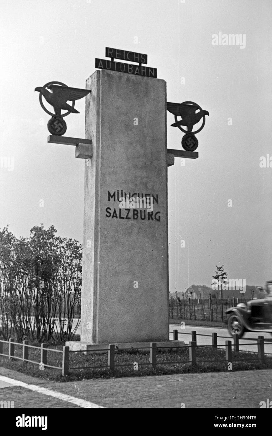 Unterwegs auf der Reichsautobahn München Salzburg, Deutschland 1930er Jahre. Su Reichsautobahn autostrada Monaco - Salisburgo, Germania 1930s. Foto Stock
