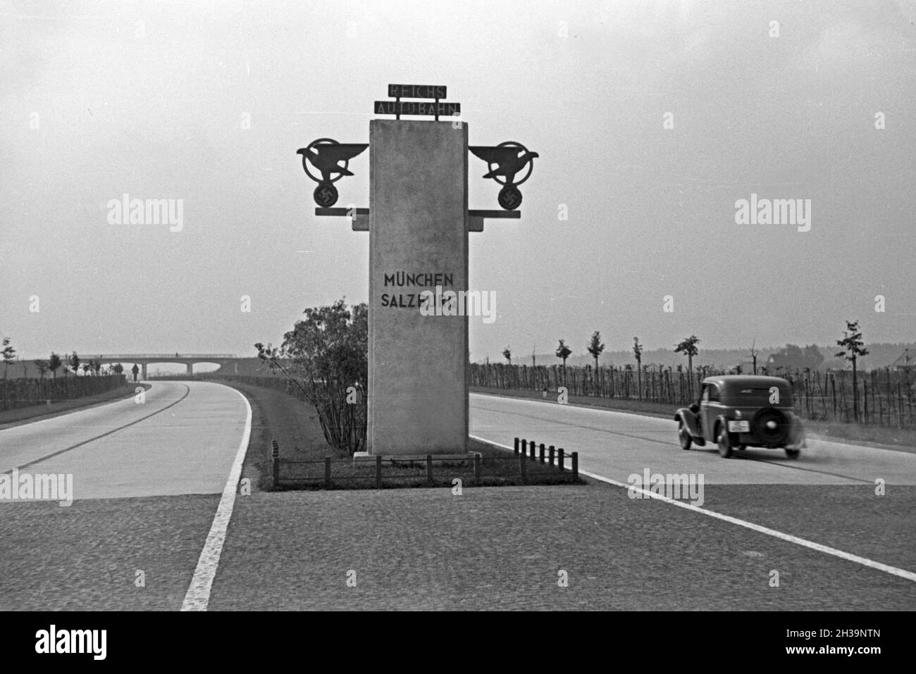 Unterwegs auf der Reichsautobahn München Salzburg, Deutschland 1930er Jahre. Su Reichsautobahn autostrada Monaco - Salisburgo, Germania 1930s. Foto Stock