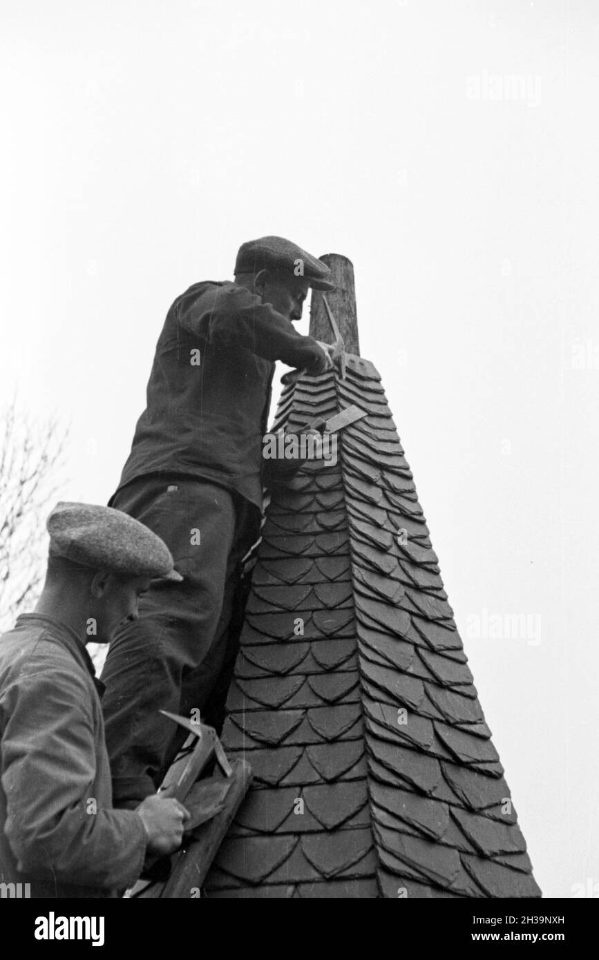 Auszubildende einer Dachdeckerschule bei einer Übung, Deutsches Reich 1937. I partecipanti di un copritetti scuola ad un tutorial, Germania 1937. Foto Stock