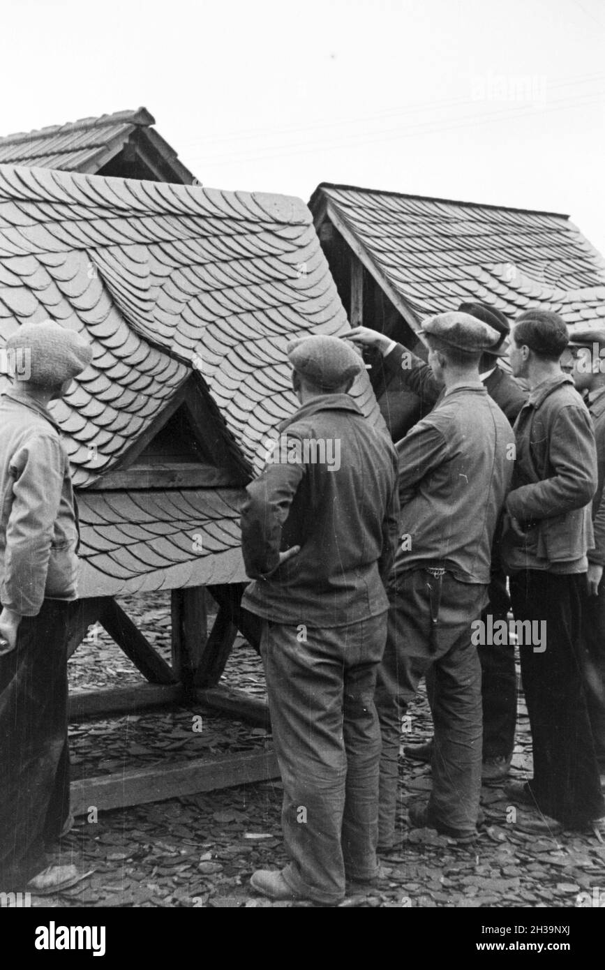 Auszubildende einer Dachdeckerschule bei einer Übung, Deutsches Reich 1937. I partecipanti di un copritetti scuola ad un tutorial, Germania 1937. Foto Stock