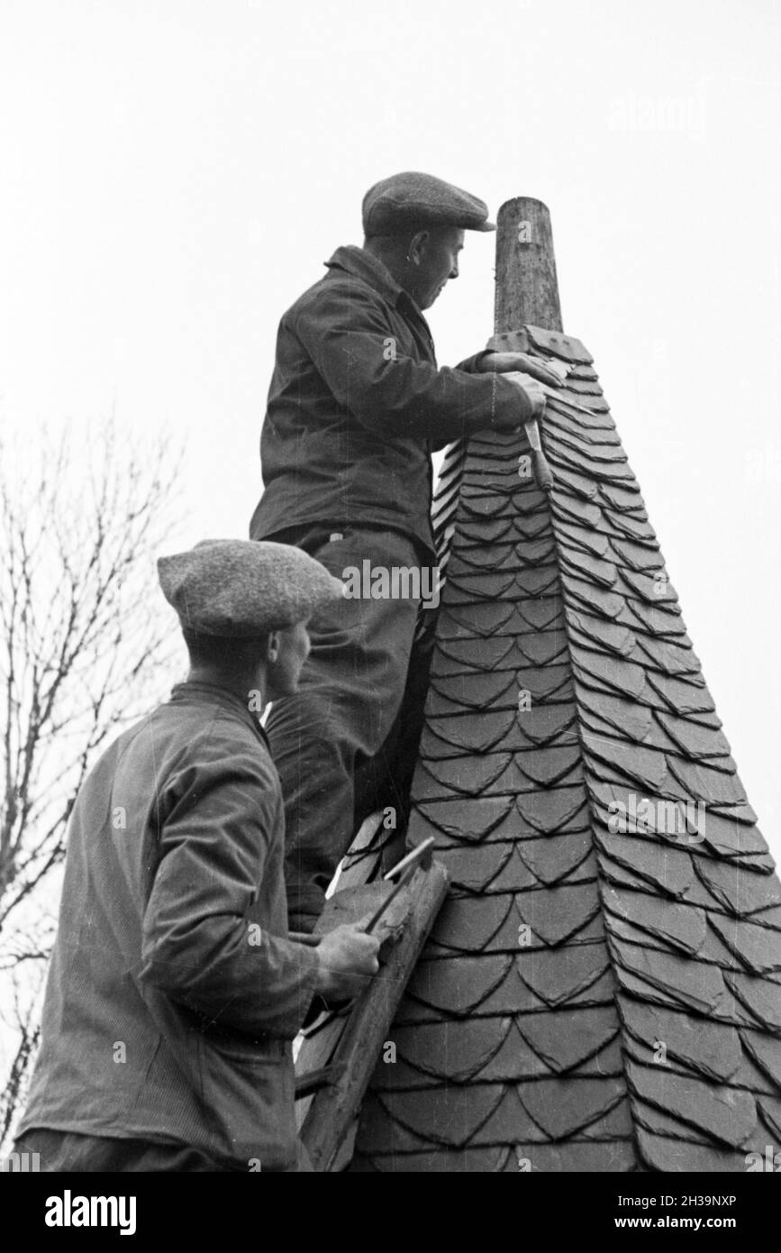 Auszubildende einer Dachdeckerschule bei einer Übung, Deutsches Reich 1937. I partecipanti di un copritetti scuola ad un tutorial, Germania 1937. Foto Stock