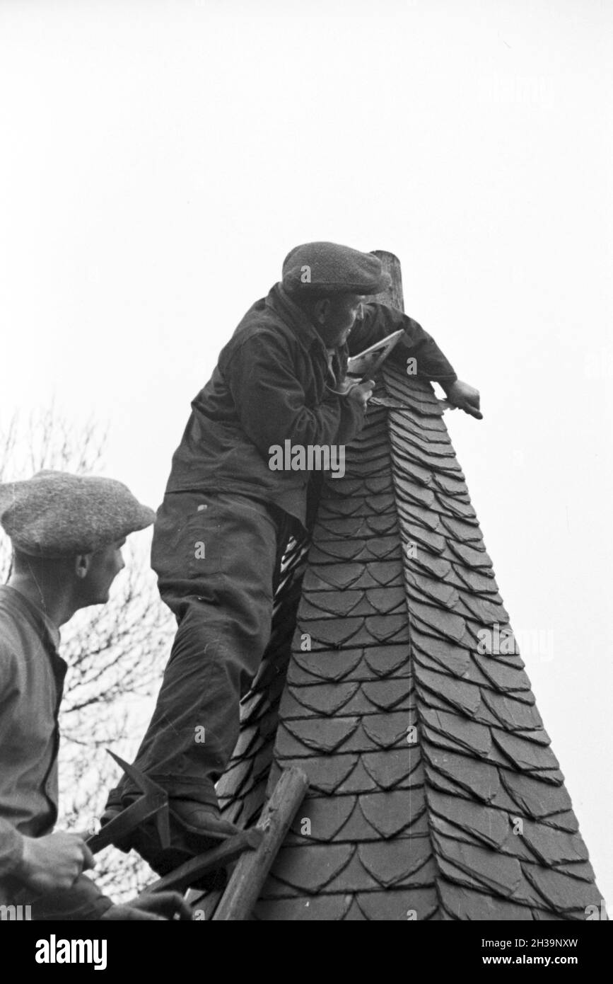 Auszubildende einer Dachdeckerschule bei einer Übung, Deutsches Reich 1937. I partecipanti di un copritetti scuola ad un tutorial, Germania 1937. Foto Stock