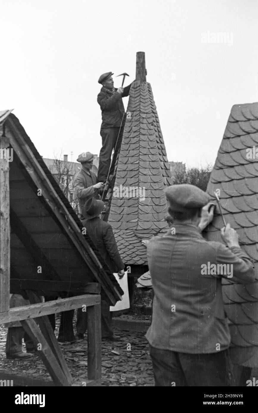 Auszubildende einer Dachdeckerschule bei einer Übung, Deutsches Reich 1937. I partecipanti di un copritetti scuola ad un tutorial, Germania 1937. Foto Stock