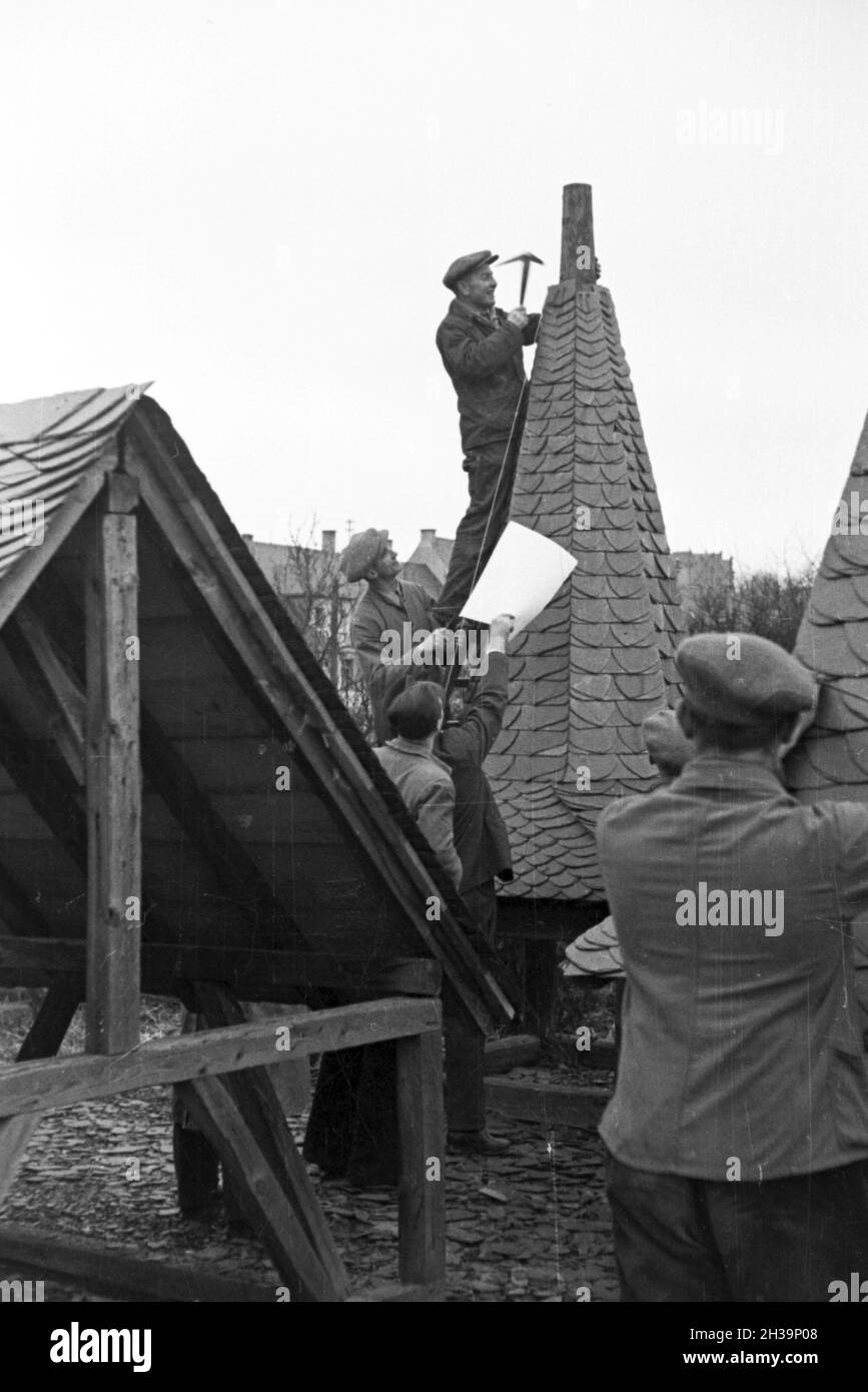 Auszubildende einer Dachdeckerschule bei einer Übung, Deutsches Reich 1937. I partecipanti di un copritetti scuola ad un tutorial, Germania 1937. Foto Stock