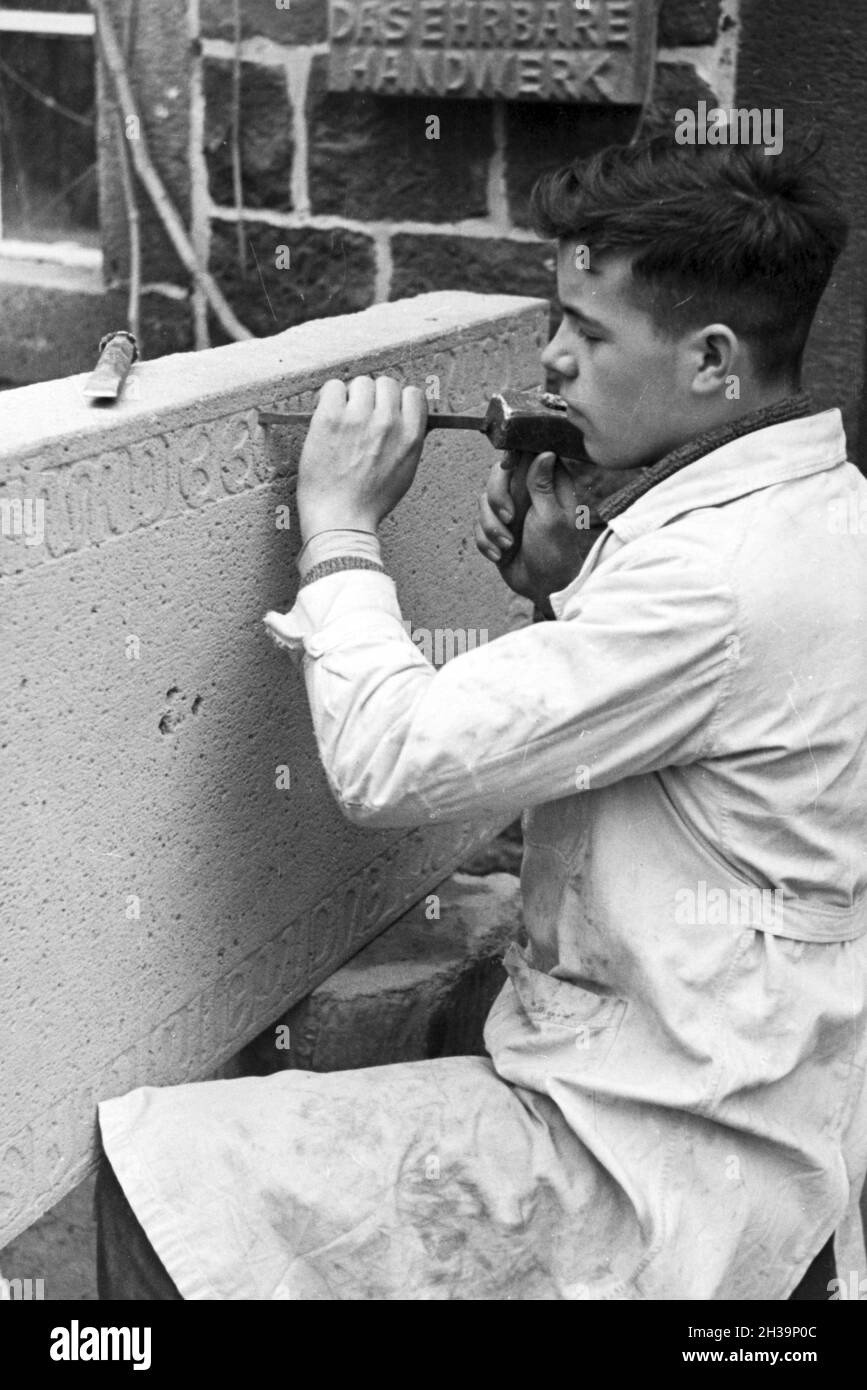 Auszubildender einer Steinmetzschule bei einer Übung, Deutsches Reich 1937. Partecipante di un cesellatore scuola ad un tutorial, Germania 1937. Foto Stock
